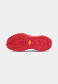 Rode rubberen schoenzool met een gestructureerd grippatroon en een geel Vibram-logo, ontworpen voor grip en duurzaamheid.