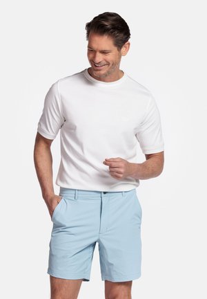 Witte t-shirt met korte mouwen en lichtblauwe shorts. De shorts hebben zijzakken en een gladde textuur. Eenvoudig, schoon ontwerp.