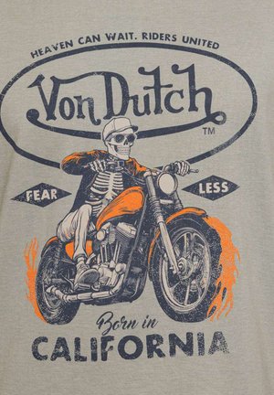 Un squelette portant des lunettes de soleil et une casquette conduit une moto avec des flammes sur les roues, entouré de texte incluant "Von Dutch" et "Born in California."