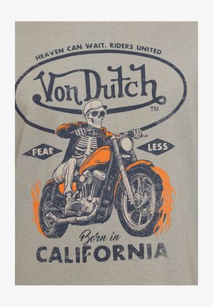 Un squelette portant des lunettes de soleil et une casquette conduit une moto avec des flammes sur les roues, entouré de texte incluant "Von Dutch" et "Born in California."