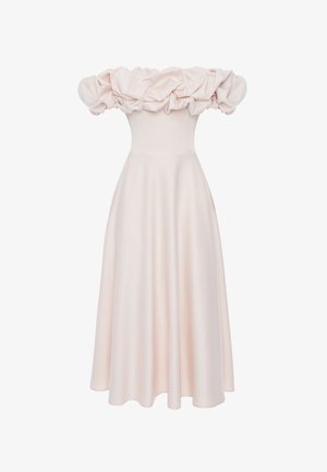 Sukienka z odkrytymi ramionami w jasnoróżowym kolorze, z falbanką przy dekolcie, dopasowaną górą i lekko opływającą, za kolano spódnicą wykonaną z gładkiego materiału.