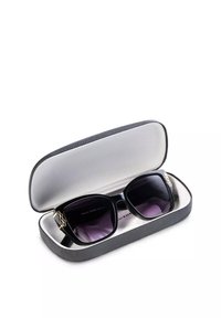Czarne okulary przeciwsłoneczne z gradientowymi fioletowymi soczewkami, umieszczone w teksturowanym szarym etui, z subtelnym detalem logo na oprawkach i miękkim wnętrzem.