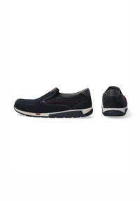Marine slip-on sko lavet af ruskind, med røde syninger, en polstret sål og et lavt profil design. Tekstureret gummisål.