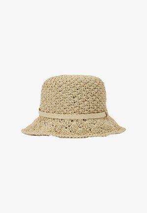 Beige vævet bucket hat med et flettet bånd rundt om kronen, med et åbent vævemønster og en let udfladet skygge.