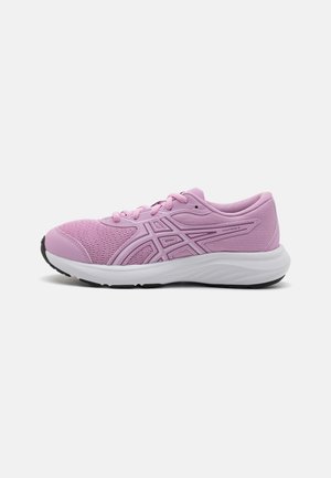 Shoe de desporto rosa com parte superior em malha, colarinho acolchoado e entressola branca. Apresenta sobreposições tonais e uma sola de borracha preta para tração.