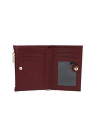 Portafoglio in pelle bordeaux con chiusura a zip, sei scomparti per carte, una finestra per documento identificativo e dettagli in metallo dorato. Texture liscia e design compatto.