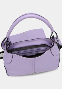 Lila Lederhandtasche mit strukturiertem Finish, ausgestattet mit einem einzelnen, abgerundeten Griff und einem schwarzen Besatz. Sie verfügt über eine mit Reißverschluss verschlossene Innen- tasche.