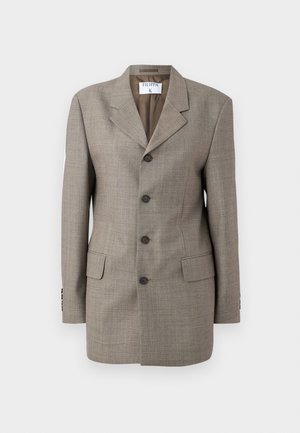 Brun ternet blazer med en enkeltknap design, revner lapels, fem knapper og to forlommer. Glat tekstur med skræddersyet pasform.