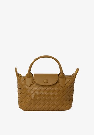 Brązowa torebka ze splecioną skórą, o zaokrąglonym topie, z krótkimi uchwytami i zapięciem na klapkę z guzikiem. Widoczne złote akcenty sprzętowe.