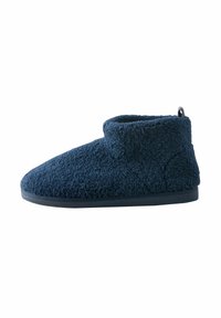 Marineblå fleece ankel hjemmesko med trækstrop ved hælen og flad sål, designet til indendørs komfort og varme.