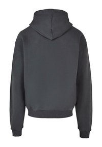 Sudadera de color gris oscuro con capucha, hombros caídos, puños acanalados y dobladillo. Textura suave, sin patrones visibles ni detalles de hardware.