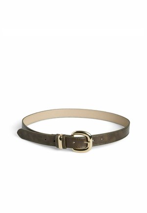 Ceinture en cuir marron foncé avec une boucle dorée et plusieurs trous d’ajustement, disposée en boucle sur un fond blanc.