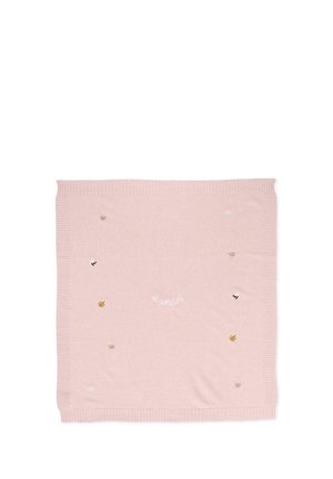 Couverture en tricot rose avec des bords côtelés, ornée de petites broderies comprenant des abeilles et des feuilles, ainsi que le mot "nanan."
