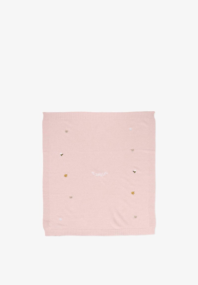 Różowy, dziany koc z ribbowymi krawędziami, ozdobiony małymi, haftowanymi dekoracjami, w tym pszczółkami i liśćmi, a także słowem "nanan."