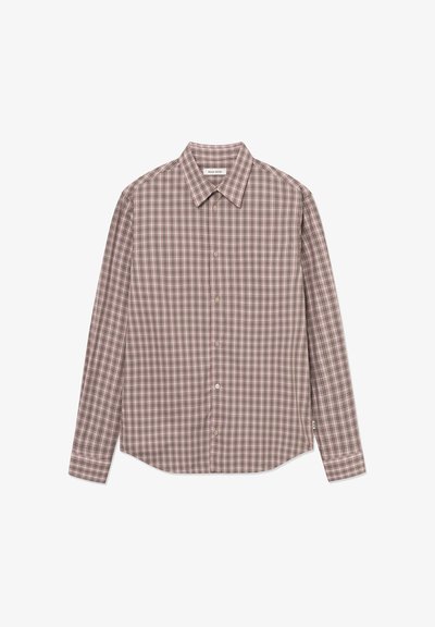 Camisa de manga larga con botones en un patrón de cuadros marrones, que presenta un cuello puntiagudo y una textura de tela ligera con un ajuste relajado.