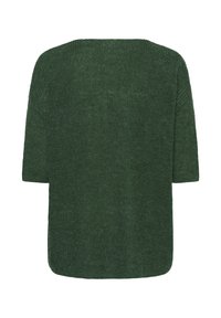 Grüner gestrickter Pullover mit lockerem Sitz, weitem Ausschnitt und kurzen Ärmeln. Die Textur ist weich und leicht strukturiert.