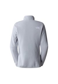 Chaqueta de forro polar gris claro con cuello alto, mangas largas y un pequeño logo blanco en la parte superior de la espalda. Textura suave y diseño sencillo.