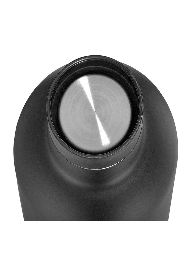 Bottiglia d'acqua in acciaio inossidabile nero con finitura opaca, apertura tonda con un interno metallico lucido, forma leggermente curva, senza motivi visibili.