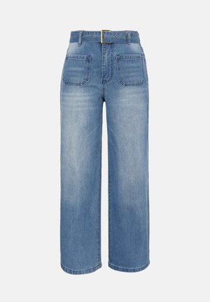 Modré široké rifle s vysokým pásom z džínsoviny, s prednými nášivkovými vreckami a zodpovedajúcim opaskom so štvorcovou kovovou prackou.