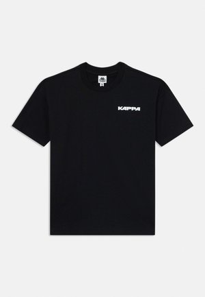 Crna Kappa majica kratkih rukava s okruglim izrezom i bijelim logom "KAPPA" tiskanom na gornjem lijevom dijelu prsa.