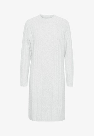 Lichtgrijze gebreide jurk met een ronde halslijn, lange mouwen en een gestructureerd kabelpatroon. Valt tot halverwege de dijen met geribbelde manchetten.