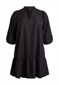 Musta polvenpituinen mekko, jossa on valkoiset pystysuuntaiset raidat, puffattuja kolmannekseen hihoja ja röyhelösauma.