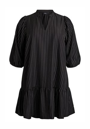 Juoda kelių ilgio suknelė su baltomis vertikaliomis juostelėmis, pūstomis trimis ketvirtadalio rankovėmis ir raukšlėtu apvadu.