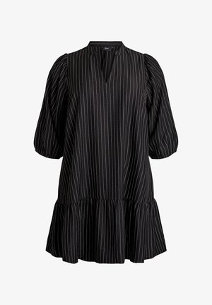 Sort knælang kjole med hvide lodrette striber, pufærmer i trekvart længde og en flæsekant.