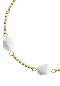 Goldene Halskette mit unregelmäßigen weißen Perlenakzenten, die glatte und glänzende Texturen aufweist, abwechselnde Glieder in unterschiedlichen Größen.