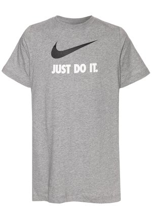 Szary T-shirt z krótkim rękawem, z czarnym logo Nike swoosh nad białym napisem "JUST DO IT." z przodu.
