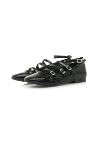 Bailarinas de charol negro con punta afilada, múltiples correas entrecruzadas y hebilla ajustable en el tobillo. Textura suave y diseño de tacón bajo.