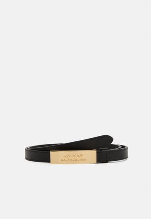 Zwarte leren riem met een rechthoekige gouden gesp gegraveerd met "Lauren Ralph Lauren", afgebeeld op een effen lichte achtergrond.