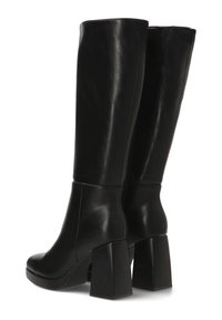 Botas negras hasta la rodilla fabricadas en cuero liso. Cuentan con un tacón cuadrado grueso y un diseño ajustado, con costuras mínimas para una apariencia elegante.