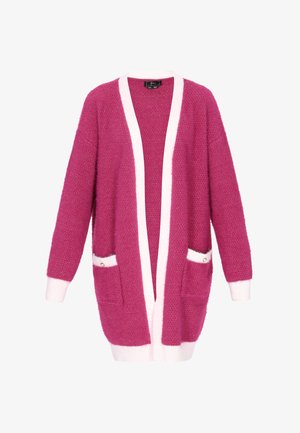 Fukszia kötött kardigán fehér díszítéssel, két elülső zsebbel és kényelmes fazonnal rendelkezik. A textúrája puha és bolyhos, hosszú ujjak jellemzik.