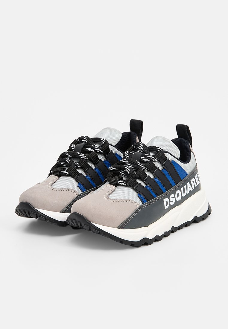 Sneaker sportive con una combinazione di suede grigio e mesh con accenti blu, lacci neri e branding lungo il lato. Suola in gomma per garantire aderenza.