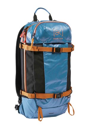 Mochila Burton azul y negra con correas y hebillas naranjas, asa superior y varios compartimentos con cremallera.