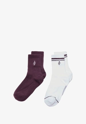 To sæt af crew-sokker: et i ensfarvet mørk lilla, det andet hvidt med lilla og sorte striber på toppen, som har et lille logodetalje.