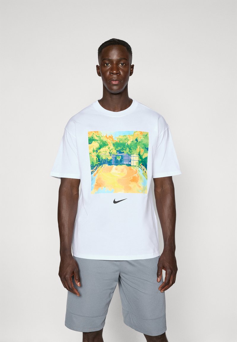 Hvid kortærmet t-shirt med et farverigt akvarel-grafik af en basketballbane, med et sort Nike-logo nederst.