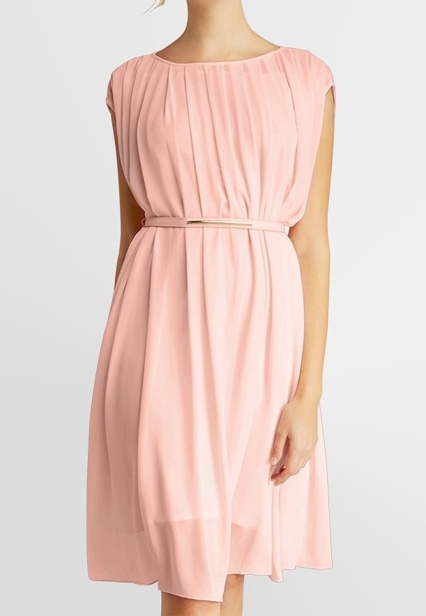 Różowa jasna sukienka bez rękawów, sięgająca do kolan, z plisami, taliowana i z cienkim paskiem z metalową klamrą.