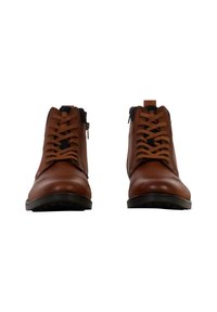 Un par de botas de cuero marrón hasta el tobillo con cordones y cremalleras laterales, vistas de frente sobre un fondo blanco.