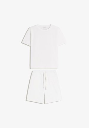 Tricou alb cu mâneci scurte și guler rotund, asortat cu pantaloni scurți albi cu talie elastică, prevăzuți cu șnur și buzunare laterale.