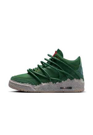 Grüner Sneaker mit niedrigem Schnitt, dicker strukturierter grauer Sohle, mehreren überlappenden grünen Schnürsenkeln und rotem Akzent auf der Zunge, Seitenansicht.