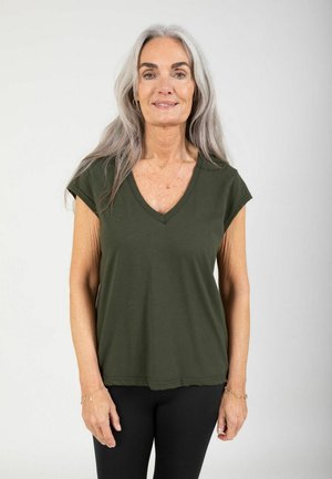 HEART V-NECK - Basic póló - hunter green