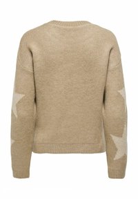 Beige gebreide trui met een ronde hals en lange mouwen, voorzien van witte sterrenpatronen op de mouwen en een zachte textuur.