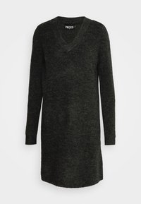 Abito maglione verde scuro, lavorato a maglia, con scollatura a V e maniche lunghe. Presenta una finitura testurizzata e una forma leggermente sfiancata verso l'orlo.