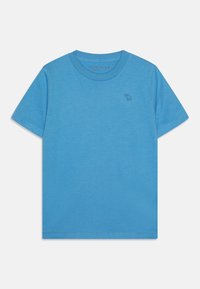 T-Shirt aus blauer Baumwolle mit Rundhalsausschnitt und kurzen Ärmeln, mit einem kleinen Logo auf der Brust gestickt. Glatte Textur, schlichtes Design.