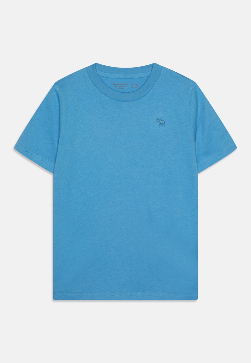 T-Shirt aus blauer Baumwolle mit Rundhalsausschnitt und kurzen Ärmeln, mit einem kleinen Logo auf der Brust gestickt. Glatte Textur, schlichtes Design.