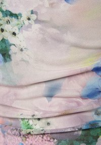 Tessuto a fantasia floreale in morbidi pastelli, con tonalità di rosa, blu e bianco, caratterizzato da una superficie texturizzata simile a rete e dettagli arricciati.