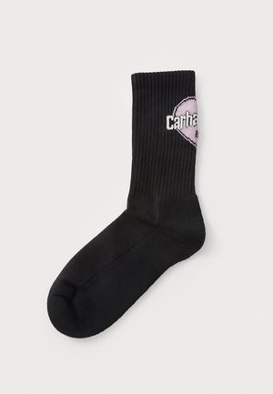 Fekete bordás zokni, puha tapintással, rózsaszín szívmintával és fehér "Carhartt" felirattal a felső részen.
