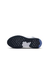 Suela de zapato con un patrón de goma negra en el exterior con formas variadas, una mediasuela blanca y acentos azules en las áreas del talón y de los dedos.